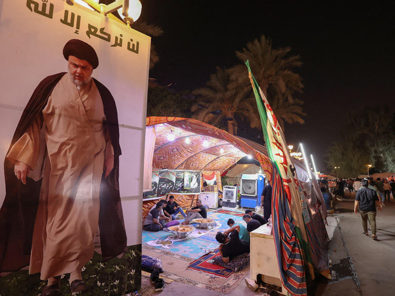 أنصار الصدر داخل خيمتهم بالمنطقة الخضراء وسط بغداد (رويترز)