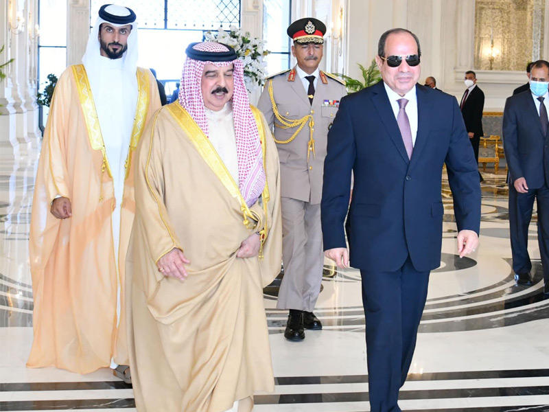 السيسي يودّع ملك البحرين حمد بن عيسى بمطار العلمين أمس