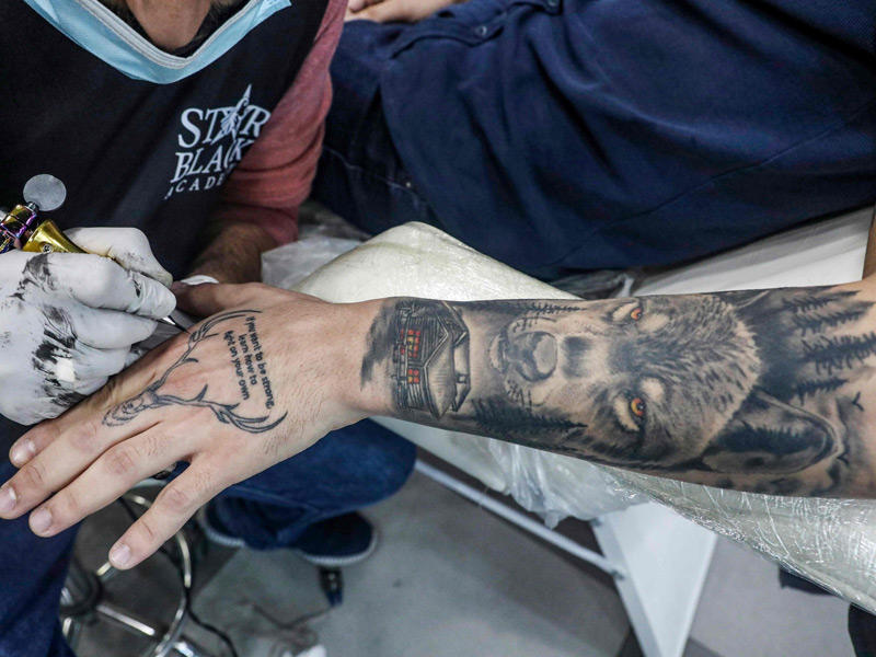 احد الاشخاص يقوم بوضع الوشم 