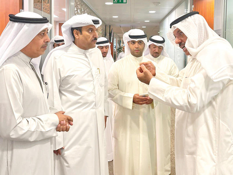 النواف خلال جولته المفاجئة في مجمع الوزارات أمسn