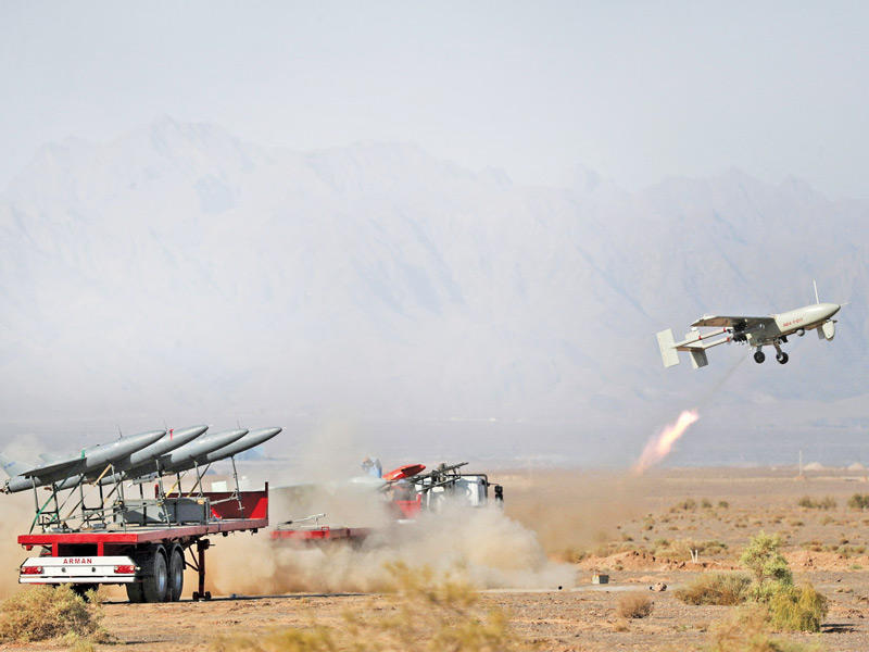 إطلاق طائرة مسيرة في مناورات إيران أمس (رويترز)