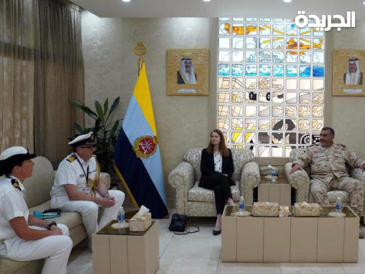 السفيرة البريطانية وقائدة السفينة ميدلتون خلال زيارتهما رئيس الأركان العامة 