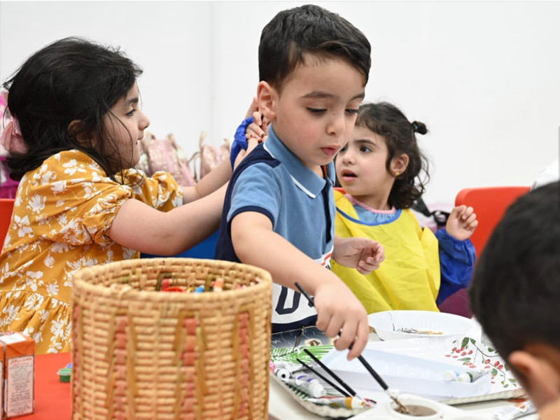 الأطفال بورشة الديكور المنزلي