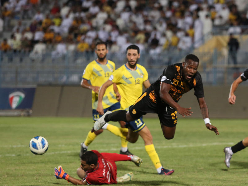 حارس مرمى الساحل عبدالرحمن المجدلي يعترض كرة باتريك مالو (تصوير جورج رجي)