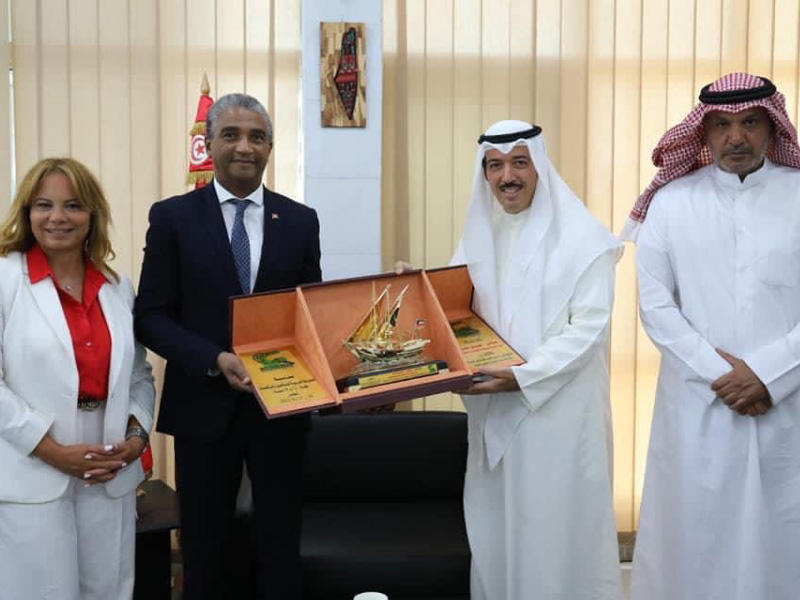 رئيس الاتحادين الكويتي والعربي للتنس الشيخ أحمد الجابر يقدم درعاً تذكارية للوزير دقيش