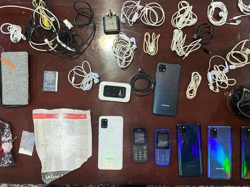 هواتف ومعدات اتصال ضُبطت خلال الحملة