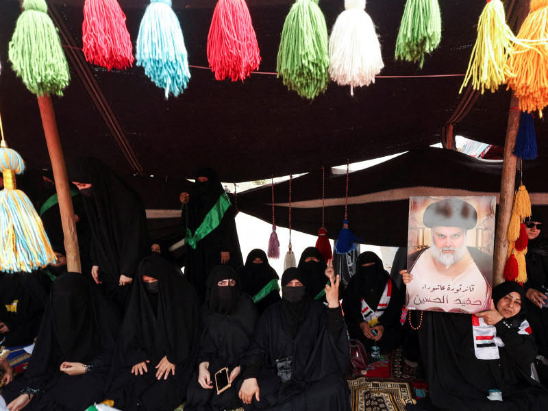 عراقيات داخل خيمة اعتصام تابعة للتيار الصدري في محيط البرلمان وسط بغداد   (رويترز)