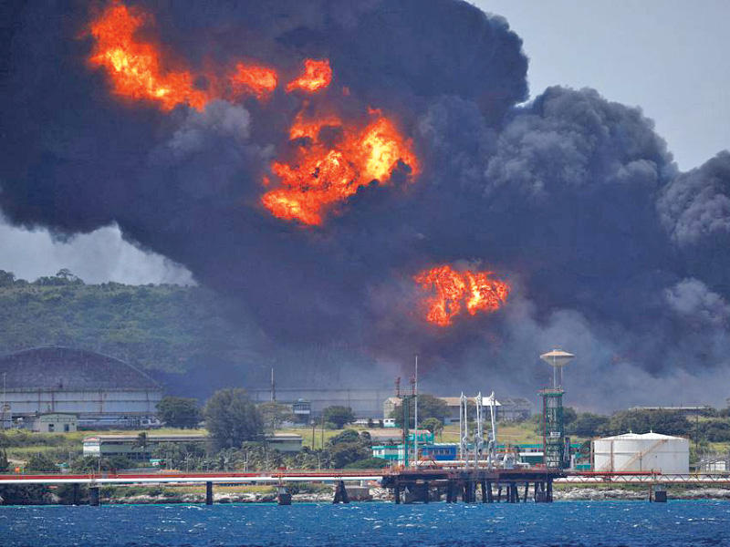 حريق هائل في مستودع للنفط