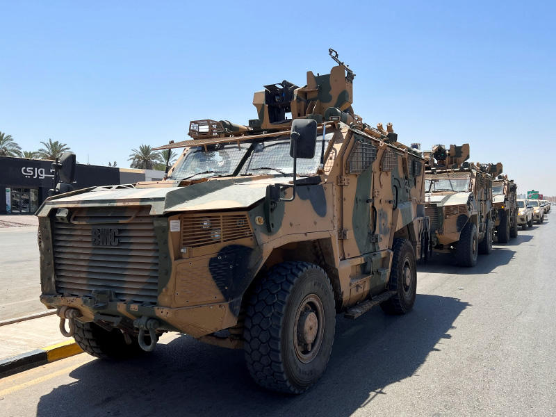 مدرعات الدبيبة تدخل منطقة الاشتباك في طرابلس أمس (رويترز)