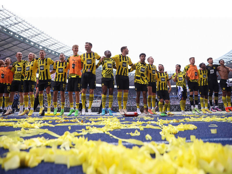 فرحة لاعبي «بروسيا دورتموند» بعد الفوز