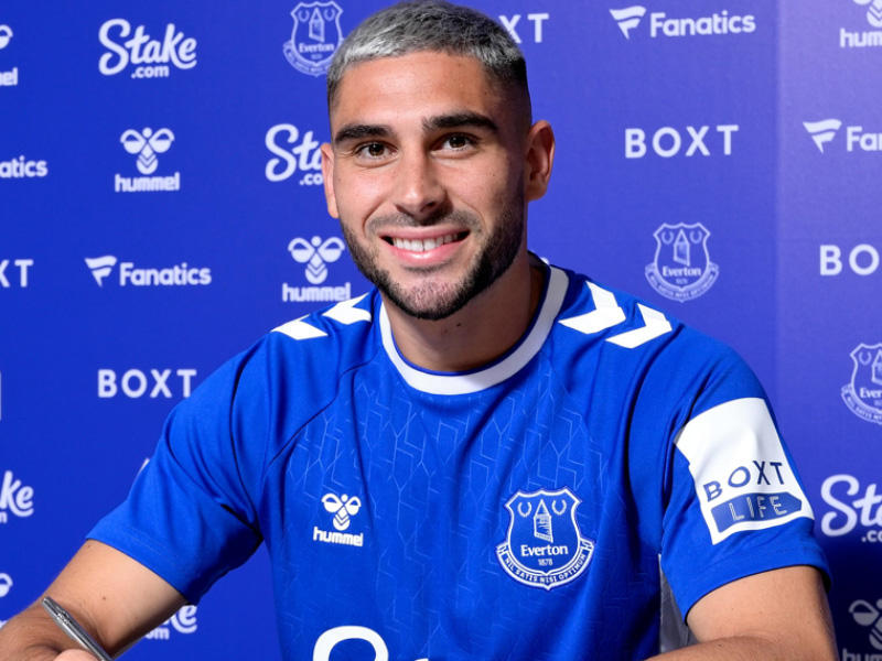 اللاعب نيل موباي