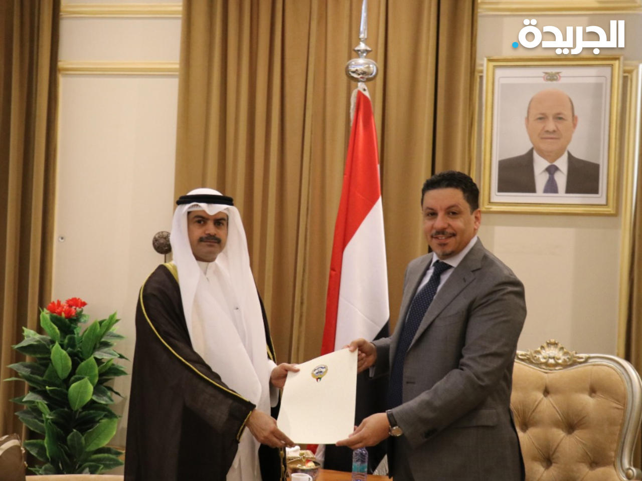 الحجرق مقدّماً أوراق اعتماده سفيراً للكويت