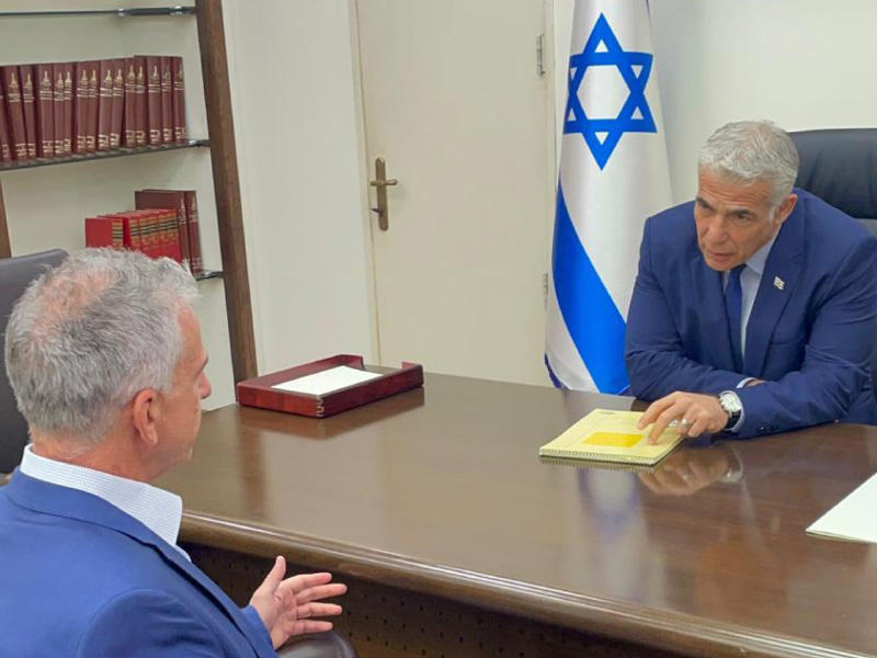 لابيد مجتمعاً مع برنياع في مكتبه الخميس الماضي