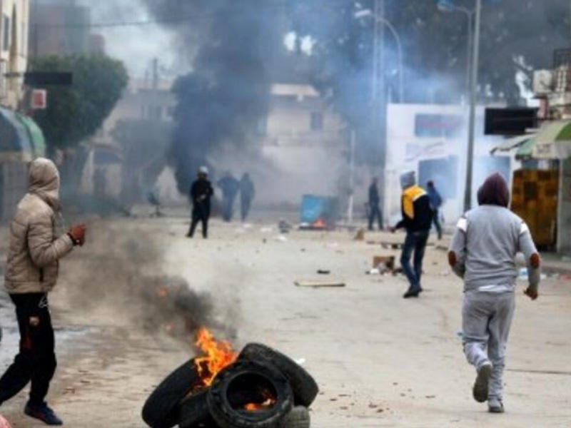 حالة من الاحتقان وغلق الطريق الرابطة بين بنزرت ومنزل بورقيبة رافقها إشعال العجلات المطاطية