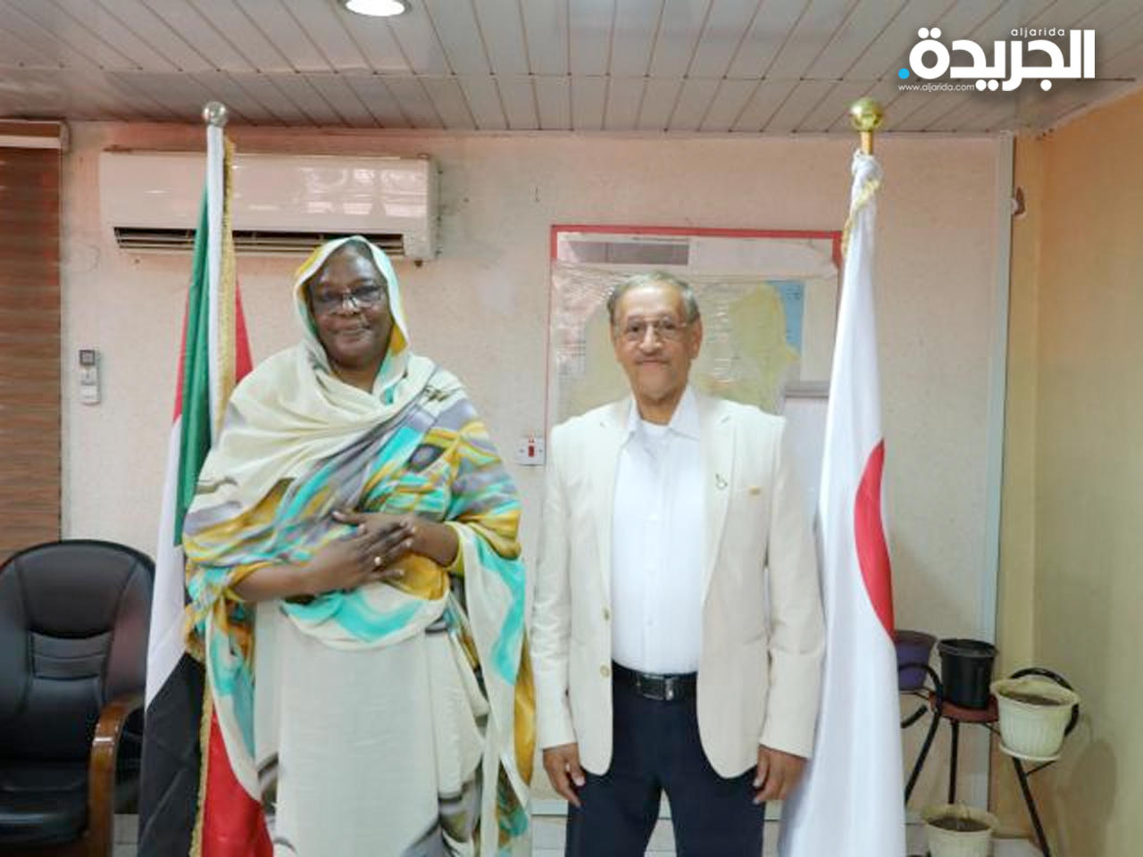 نائب رئيس مجلس الإدارة في الهلال الأحمر الكويتي أنور الحساوي مع الأمينة العامة للهلال الأحمر السوداني عفاف يحيى