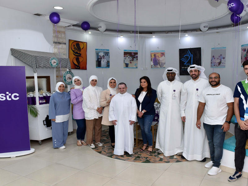 صورة جماعية لفريق العلاقات العامة في stc وفريق عمل مركز