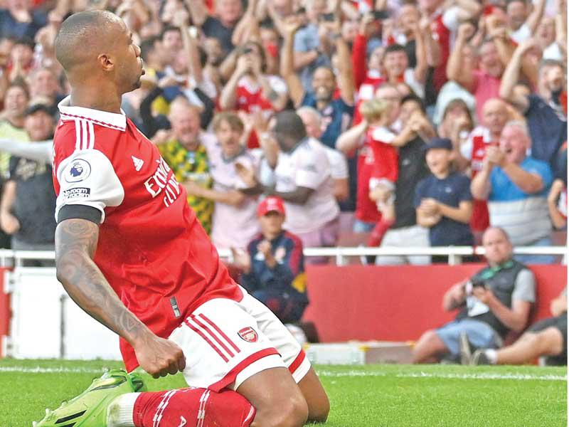 غابرييل نجم أرسنال يحتفل بهدفه