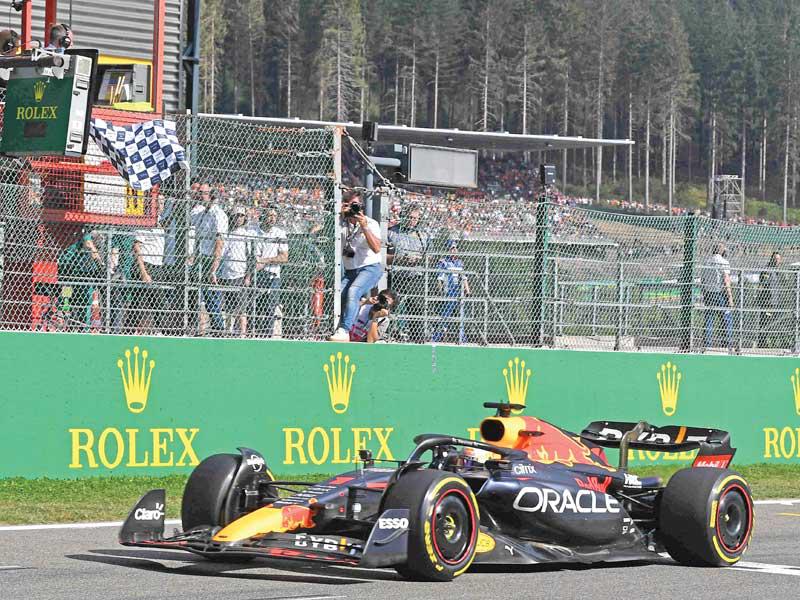 فيرستابن لحظة وصوله إلى خط نهاية السباق