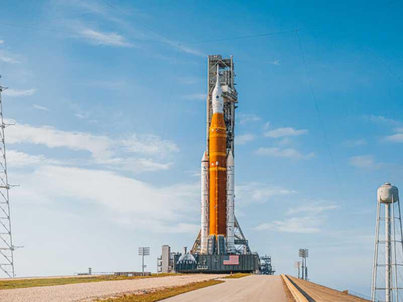 صاروخ الإطلاق الفضائي (SLS) وكبسولة أوريون