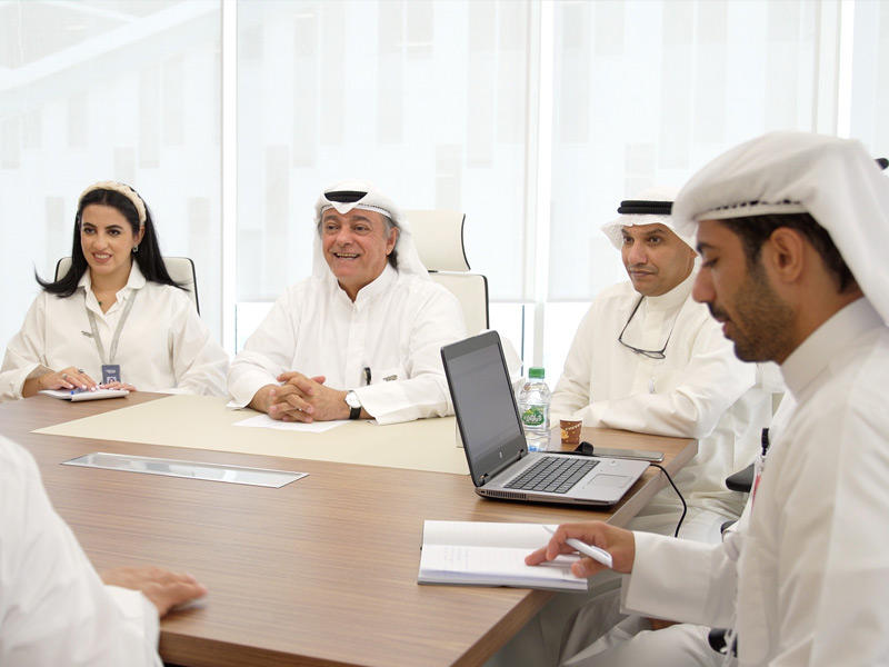 نائب رئيس مجلس الإدارة المدير العام لبنك الائتمان صلاح المضف خلال استقباله المواطنين أمس