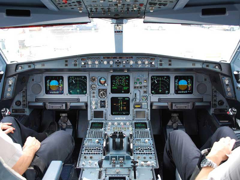 صورة من داخل قمرة القيادة 