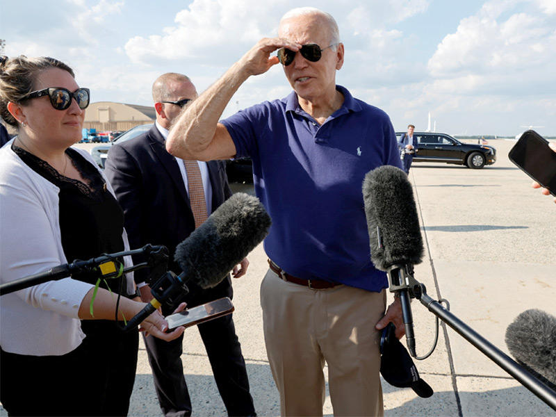 بايدن قبل مغادرته قاعدة أندروز إلى منزله في ديلاوير أمس الأول (رويترز)