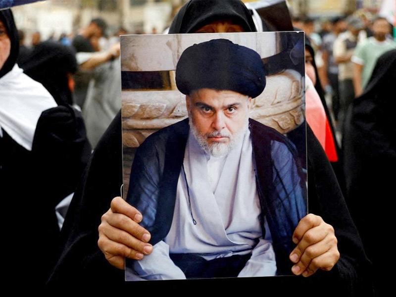 أحد أنصار التيار الصدري ترفع صورة مقتدى الصدر