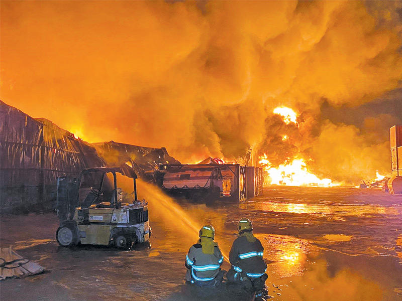 رجال الإطفاء يحاولون إخماد النيران