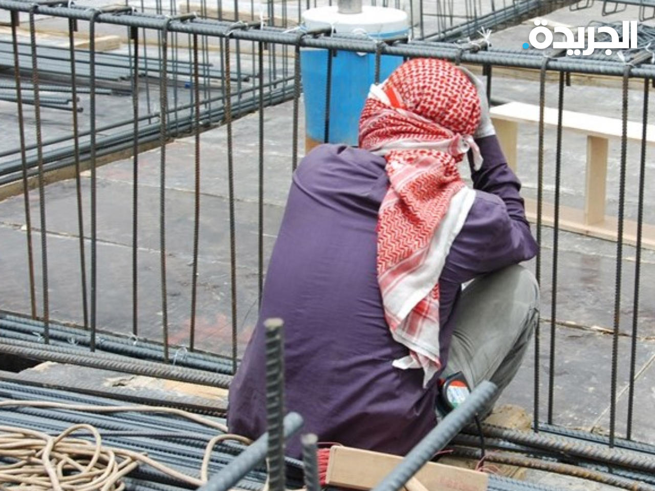 عامل يجلس أعلى المباني - أرشيفية