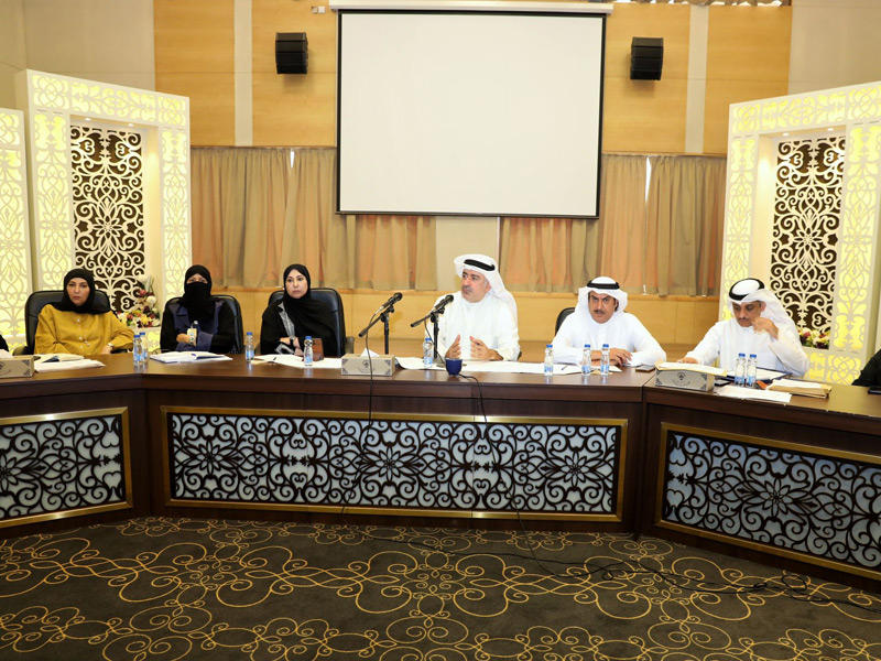 المدير العام لمنطقة حولي التعليمية وليد بن غيث متوسطاً قياديي «تعليمية حولي» أمس