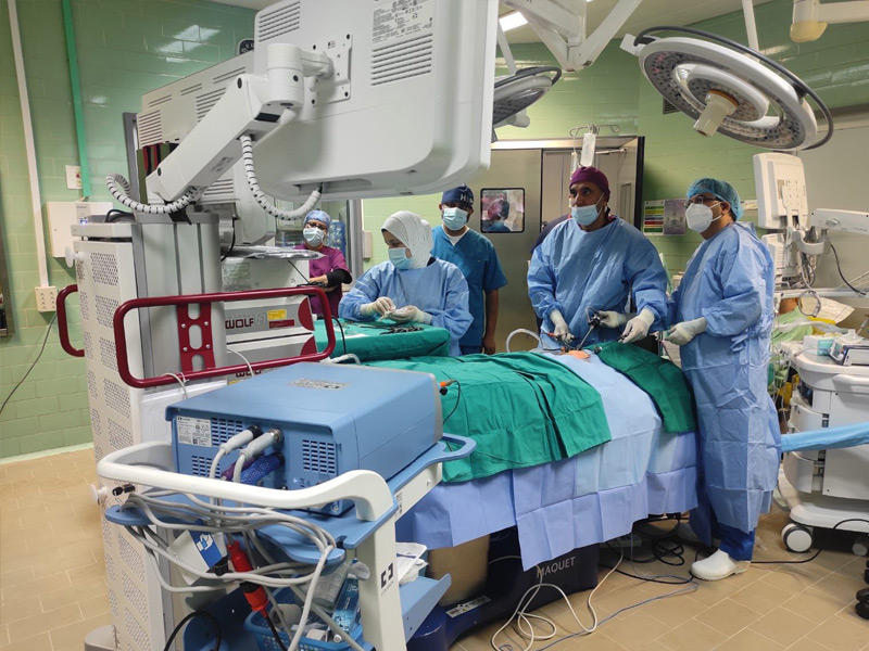 رئيس وحدة المسالك البولية للأطفال في مستشفى ابن سينا د. عبدالناصر السعيد خلال إجراء عملية جراحية