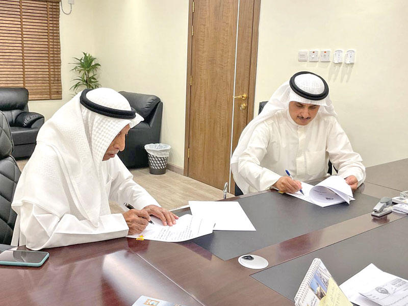 غازي النفيسي يوقّع الاتفاقية مع أحمد المنفوحي