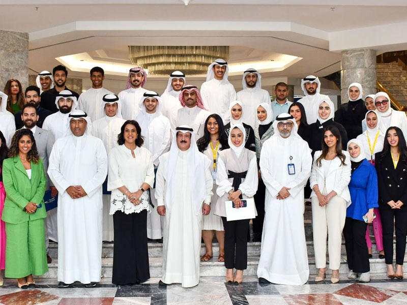 فيصل الغريّب ومعن رزوقي وليلي المطيري وسارة القلاف يتوسطون متدربي «إنجاز»