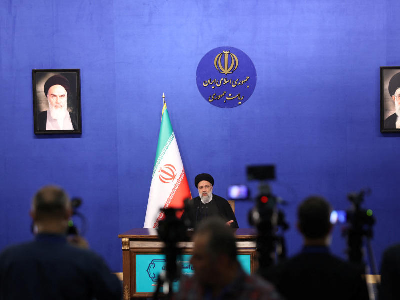 رئيسي متحدثاً خلال مؤتمر حكومي في طهران أمس (رويترز)
