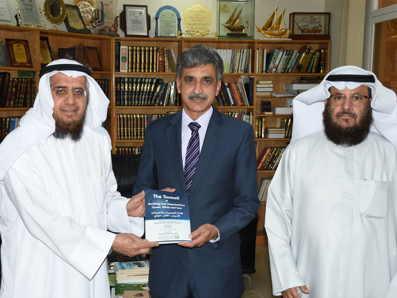 سفير باكستان لدى الكويت مالك فاروق مع رئيس جمعية إحياء التراث الإسلامي الشيخ طارق العيسى