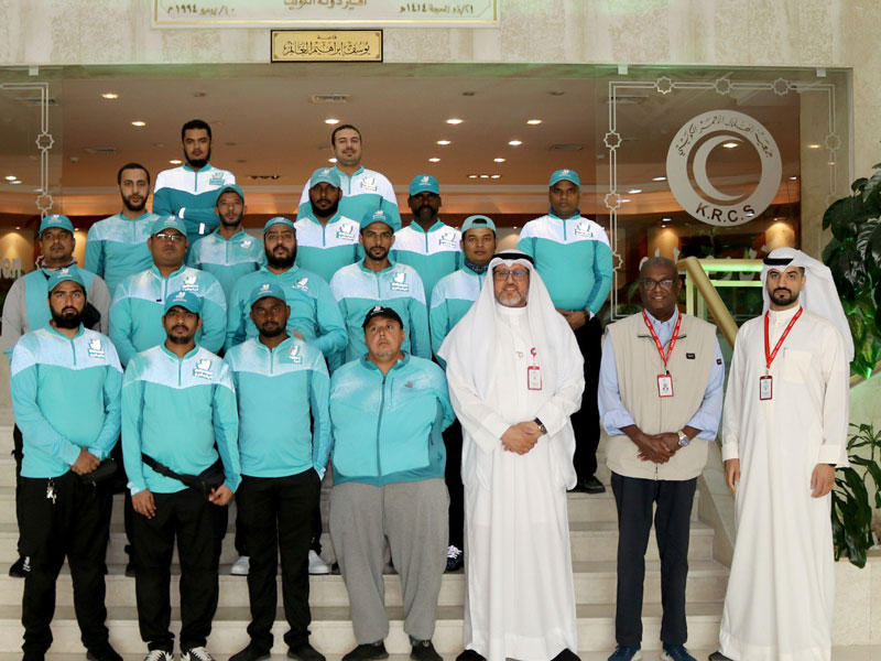 مجموعة من السائقين في ديليفرو مع ممثلي الهلال الأحمر