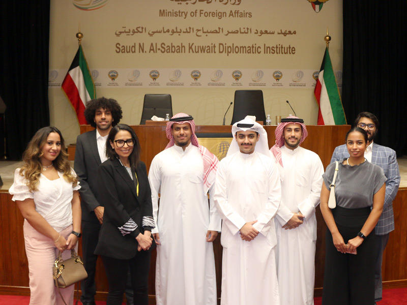 طلبة الجامعة في المعهد