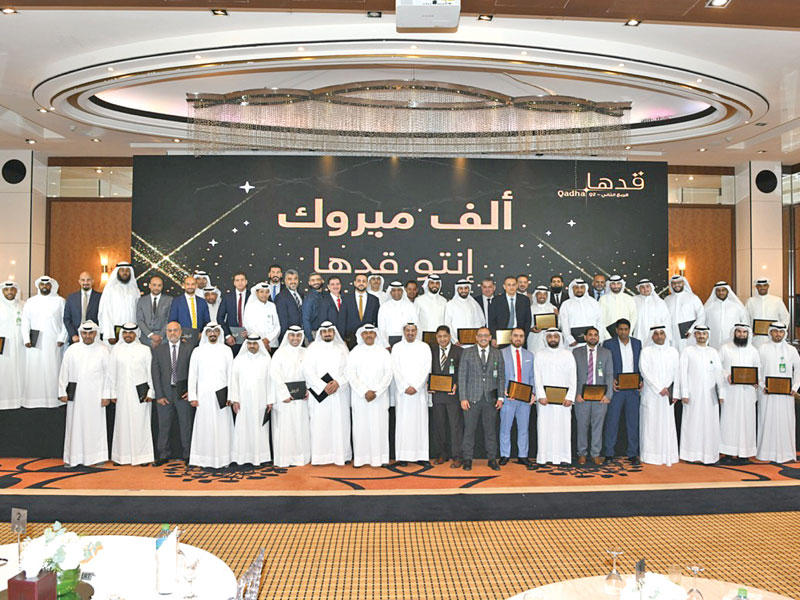 الموظفون المكرَّمون مع الإدارة التنفيذية