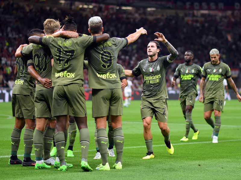 لاعبو ميلان خلال مباراة سابقة