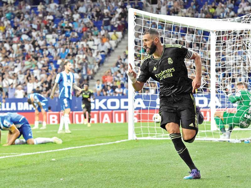 بنزيمة نجم الريال يحتفل بالهدف الثاني