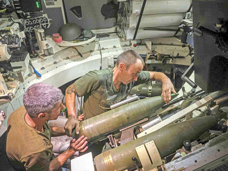 تجهيز دبابة أوكرانية لضرب مواقع روسية في دونيتسك (أ ف ب)