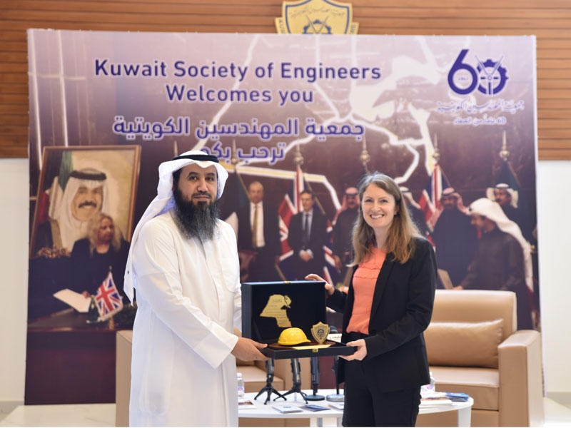 هدية تذكارية من «المهندسين» إلى السفيرة البريطانية