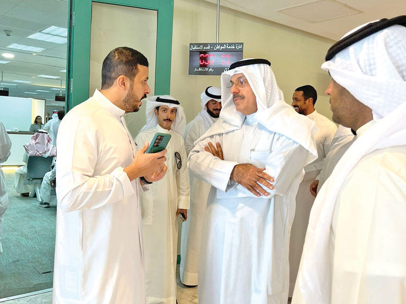 سمو رئيس مجلس الوزراء الشيخ أحمد النواف يستمع إلى أحد المراجعين خلال زيارته إلى «السكنية»