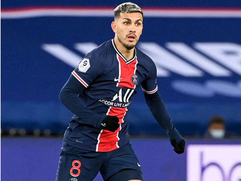  لاعب الوسط الأرجنتيني لياندرو باريديس