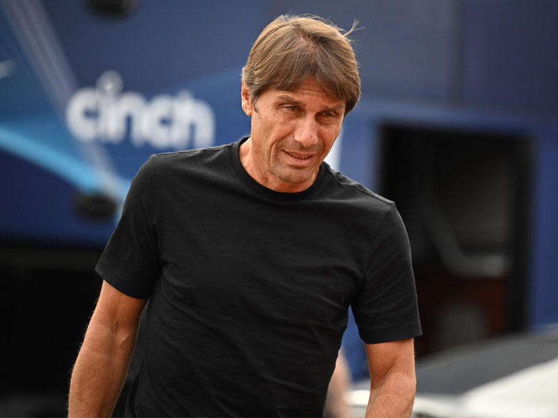  المدير الفني لفريق توتنهام أنطونيو كونتي