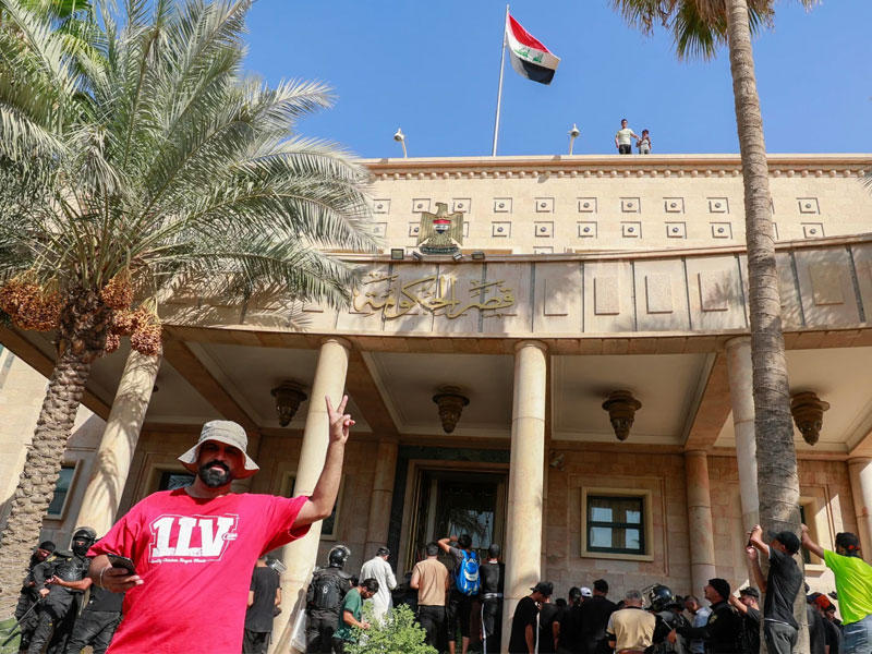 متظاهرون عراقيون يقتحمون القصر الجمهوري العراقي