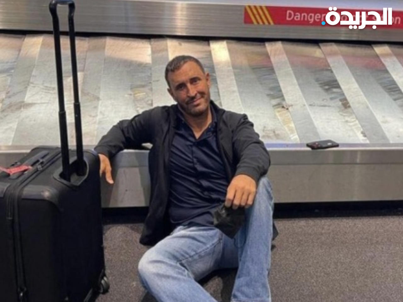 كاظم الساهر يفترش أرض المطار