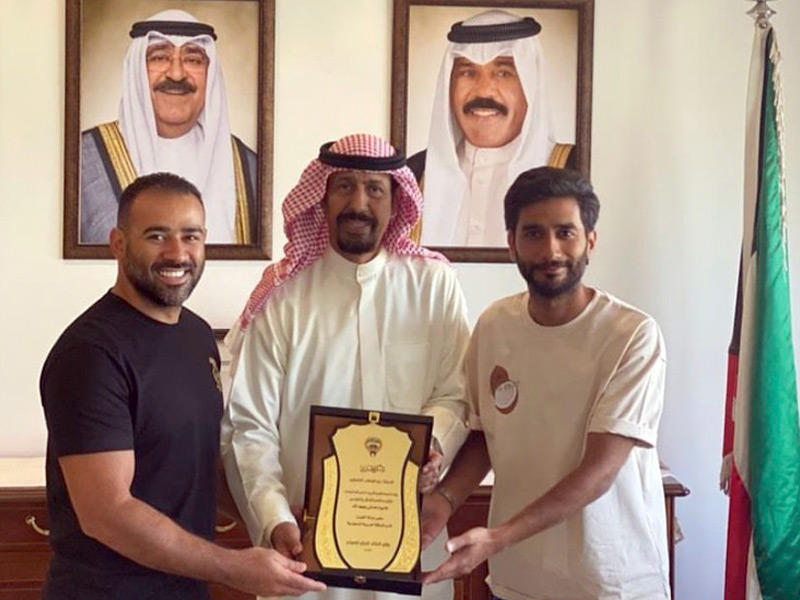 سفير الكويت لدى السعودية الشيخ علي الخالد مكرماً المؤلف أحمد العوضي والفنان بشار الشطي