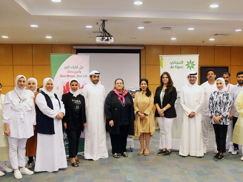 الإدارة التنفيذية في للبنك التجاري مع فريق بنك الدم 