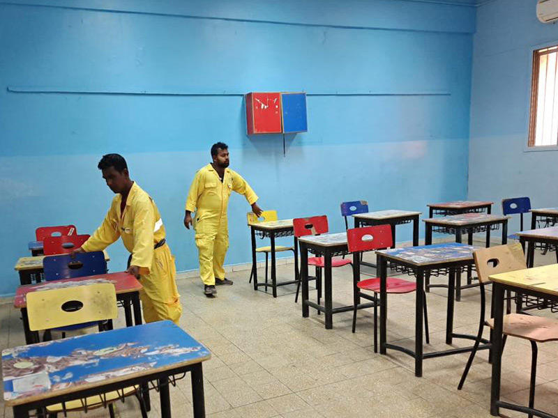 عمال النظافة في مدارس منطقتي الجهراء التعليمية ومبارك الكبير التعليمية